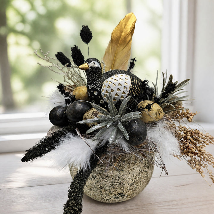 Szene Ostergesteck Vogel Federn Eier Beeren schwarz gold
