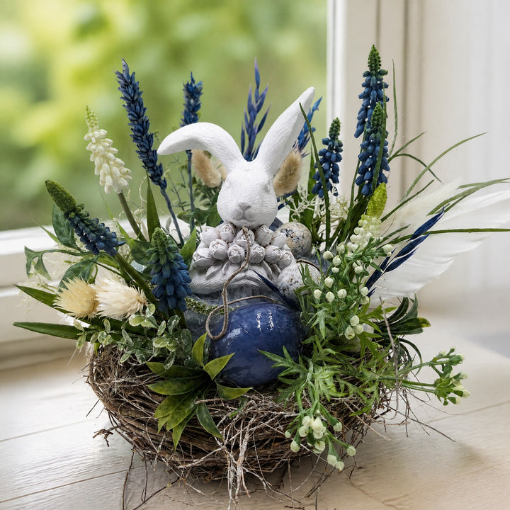 Szene Ostergesteck Nest Hase Hyazinthe Ei blau weiß