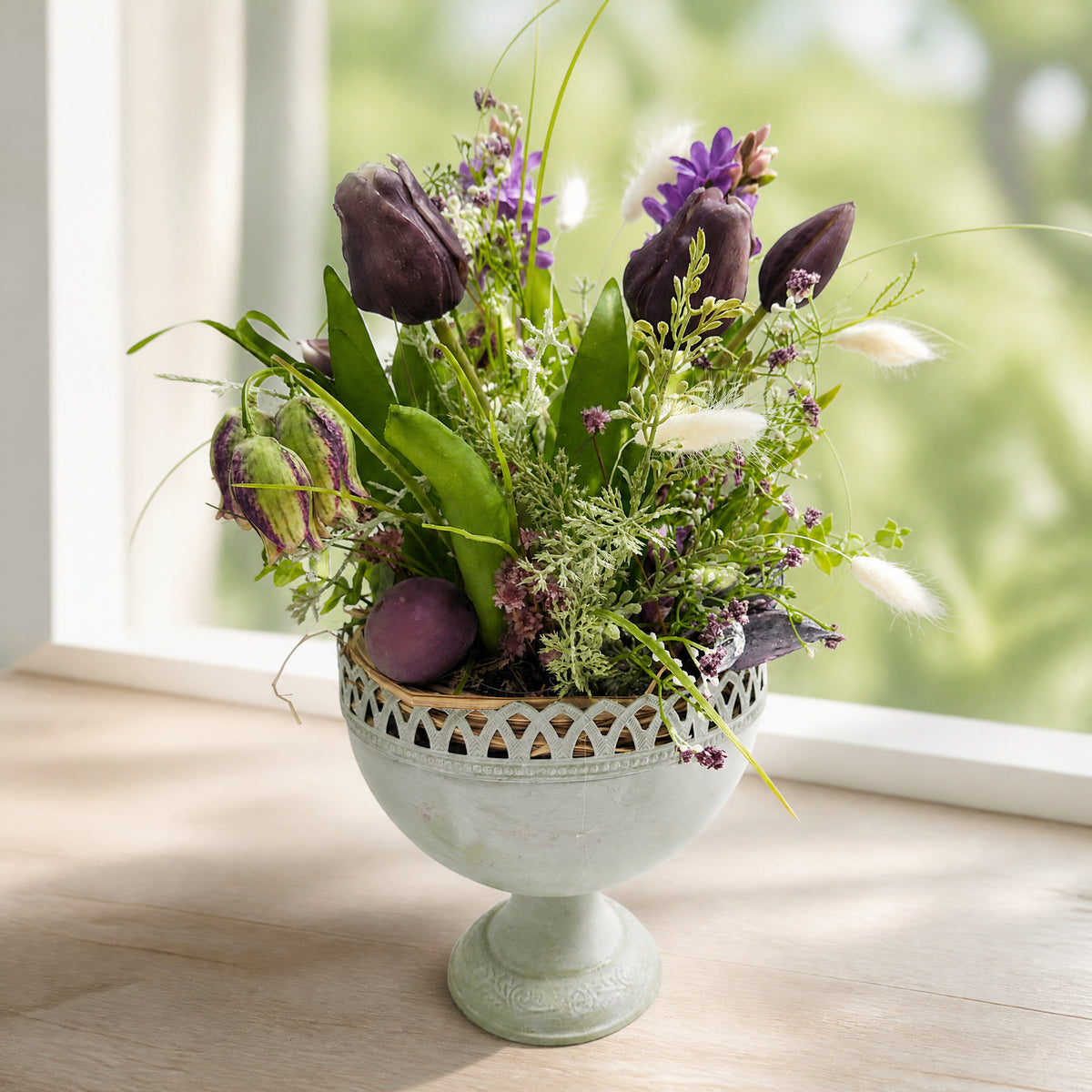 Szene Frühlingsgesteck Tulpen Schachbrettblume Hyazinthe lila grün