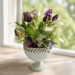 Szene Frühlingsgesteck Tulpen Schachbrettblume Hyazinthe lila grün