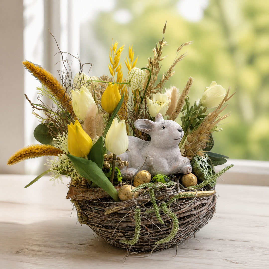 Szene Ostergesteck Tulpen Hase Schachbrettblume gelb weiß im Nest