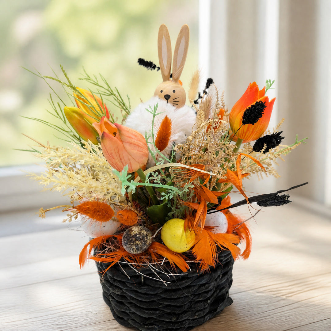 Szene Ostergesteck Tulpen Eier Federn Hase im Korb orange schwarz