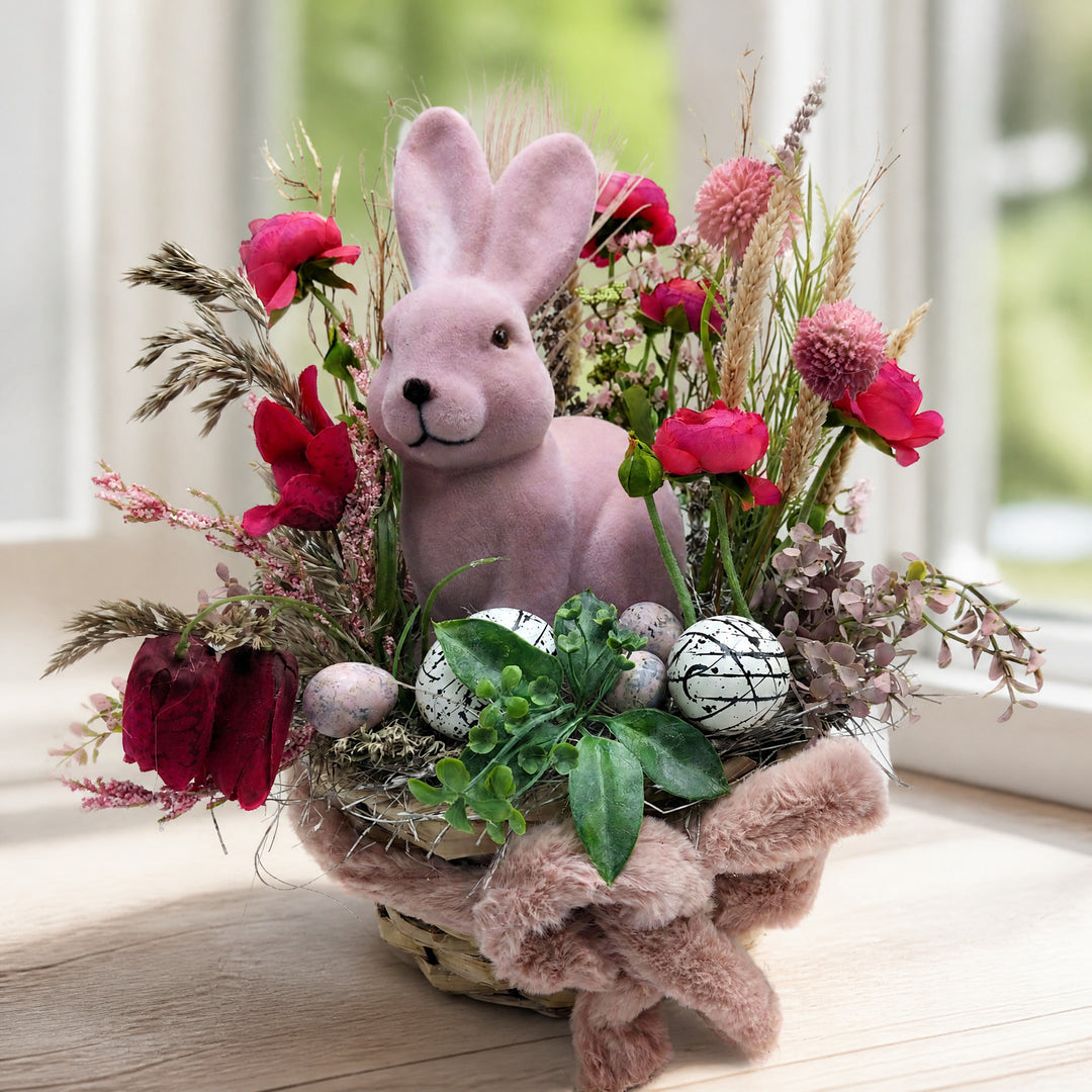 Szene Ostergesteck Hase Ranunkeln Eier im Korb pink rosa