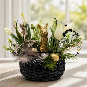 Szene Ostergesteck Korb Tulpen Hase Federn Eier schwarz gold