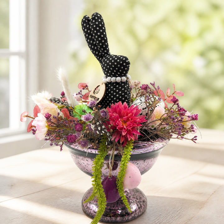 Szene Ostergesteck Hase Eier Federn rosa schwarz im Glaspokal
