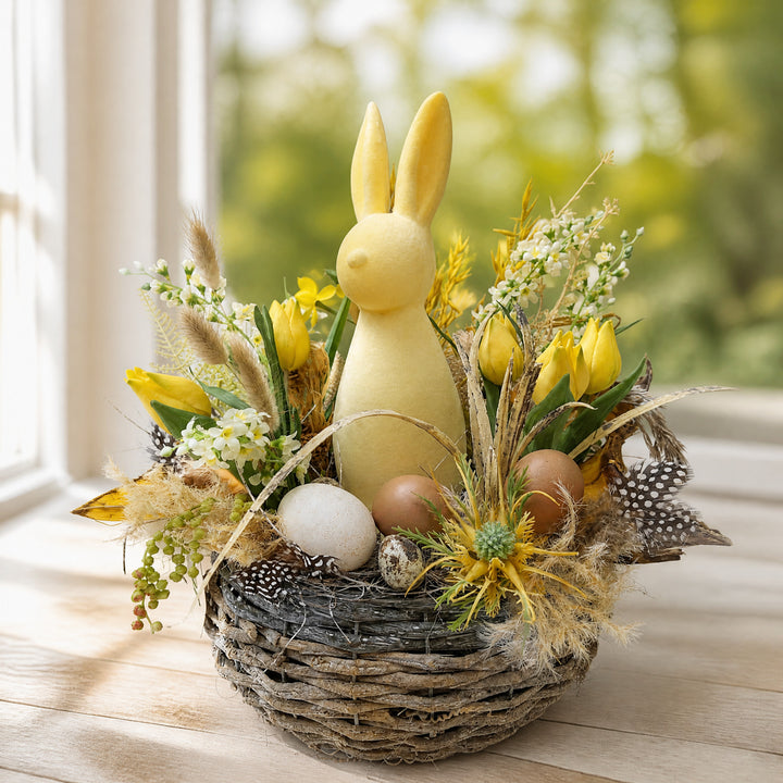 Szene Ostergesteck Hase Tulpen Eier Federn Beeren gelb natur