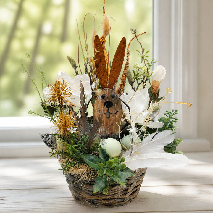 Szene Ostergesteck Hase Magnolie Federn Eier weiß natur im Korb