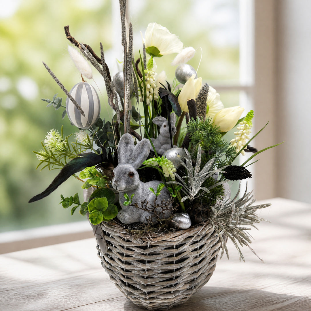 Szene Ostergesteck Korb Hasen Eier Mohn Tulpen grau weiß