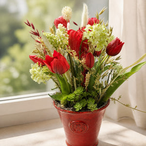 Szene Frühlingsgesteck Tulpen Hyazinthen Gräser rot weiß im Topf
