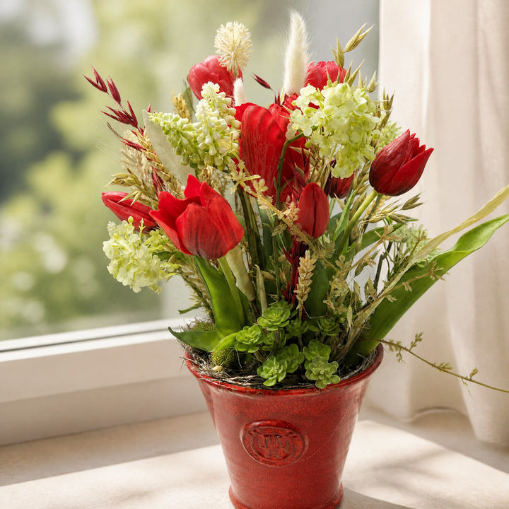 Szene Frühlingsgesteck Tulpen Hyazinthen Gräser rot weiß im Topf