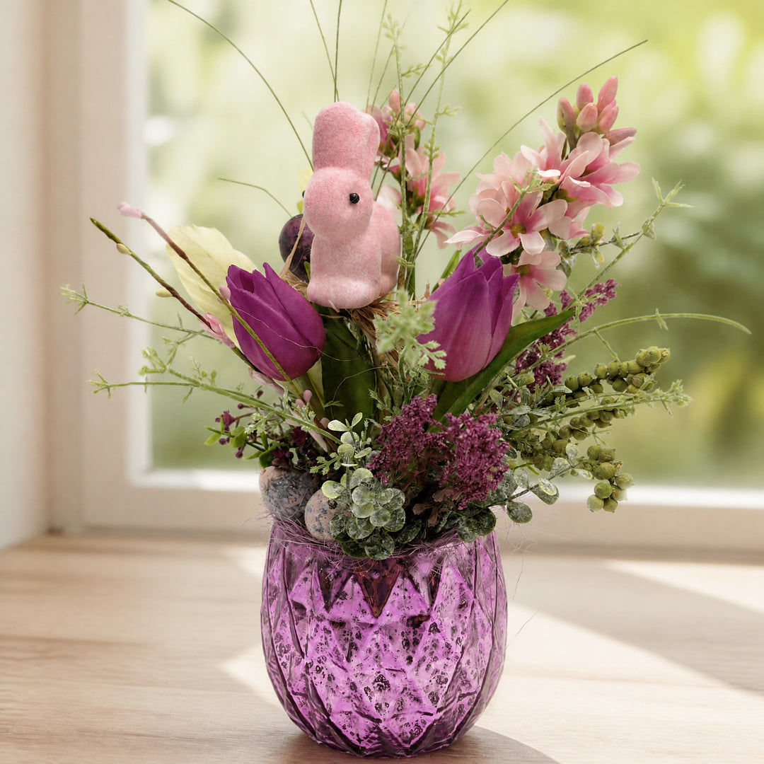 Szene Ostergesteck Hase Tulpen Ei Feder Beeren lila rosa