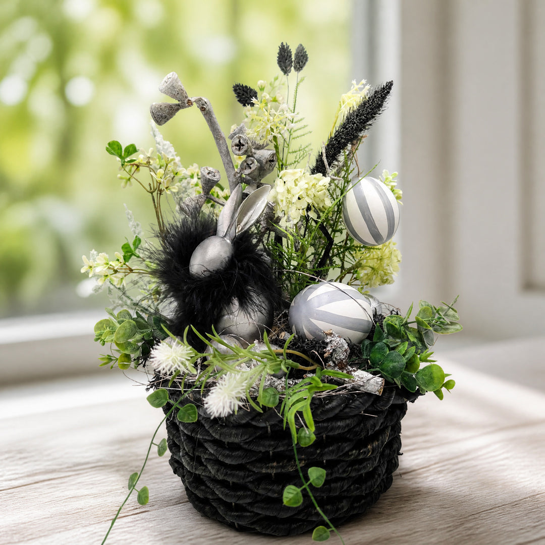 Szene Ostergesteck Hase Eier Federn schwarz silber grau im Korb
