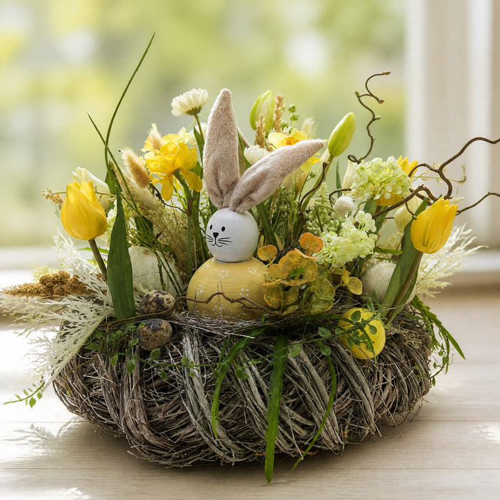 Szene Osterkranz Hase Ei Tulpen Narzissen gelb weiß