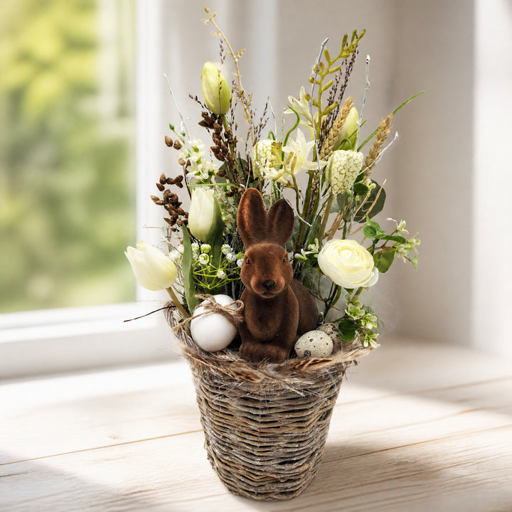Szene Ostergesteck Hase Tulpen Ranunkel im Korb weiß braun