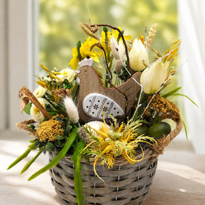 Szene Ostergesteck Korb Huhn Bellis Tulpen Narzissen gelb weiß