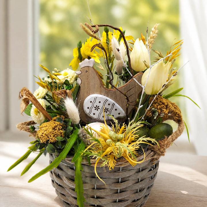 Szene Ostergesteck Korb Huhn Bellis Tulpen Narzissen gelb weiß