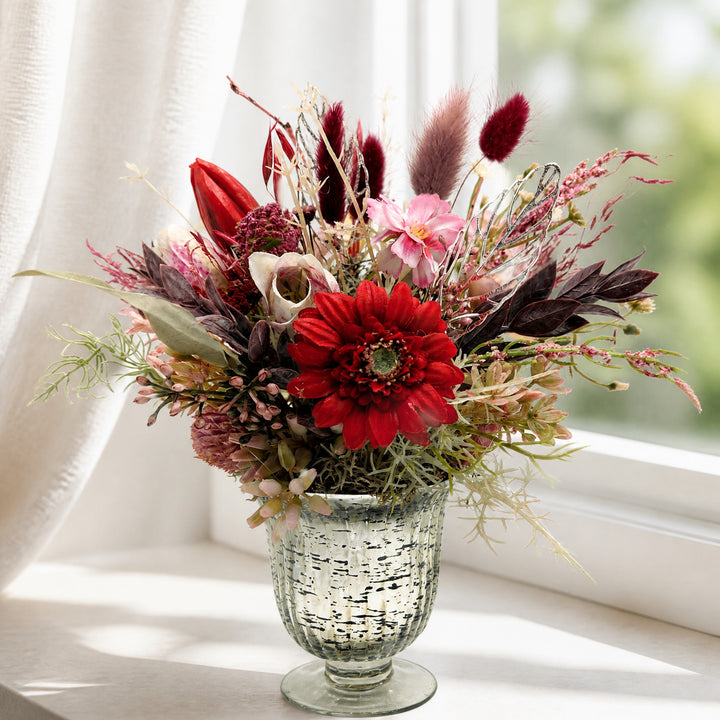 Szene Frühlingsgesteck Tulpe Gerbera Gräser rosa rot im Pokal