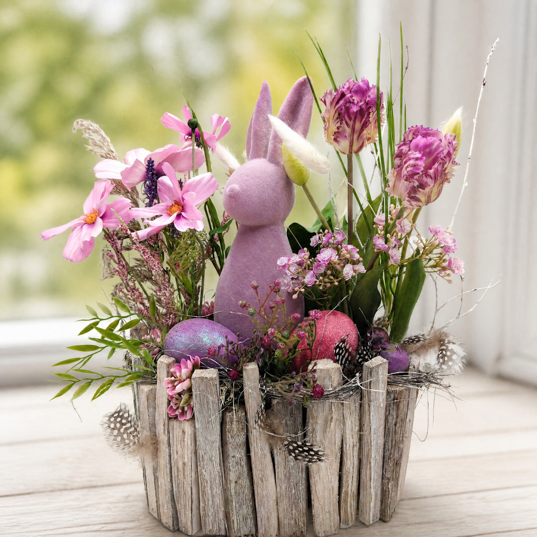 Szene Ostergesteck Hase Eier Federn Tulpen rosa lila