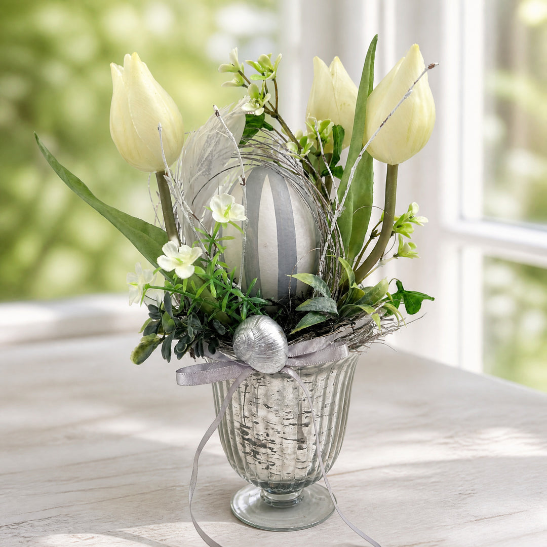 Szene Ostergesteck Tulpen Ei Schnecke weiß grau silber im Glaspokal