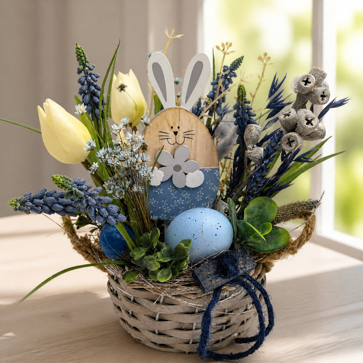 Szene Ostergesteck Korb Hase Ei Tulpe Hyazinthe blau creme