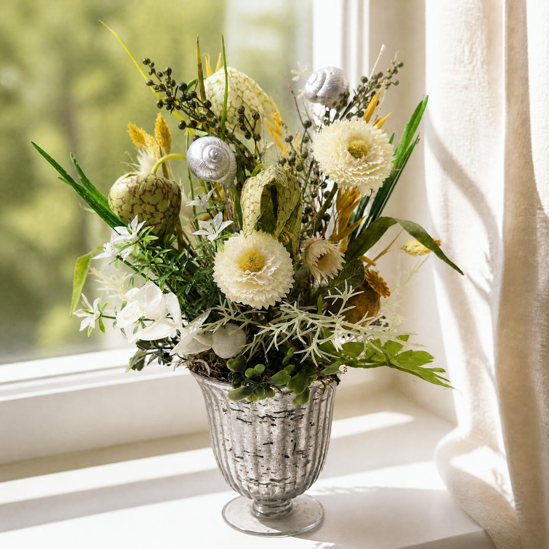 Szene Frühlingsgesteck Schachbrettblume Bellis Schnecke weiß silber
