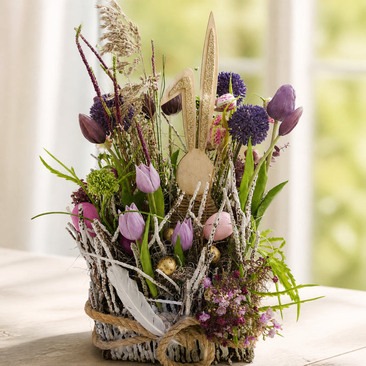 Szene Ostergesteck Tulpen Allium Hase Eier lila rosa