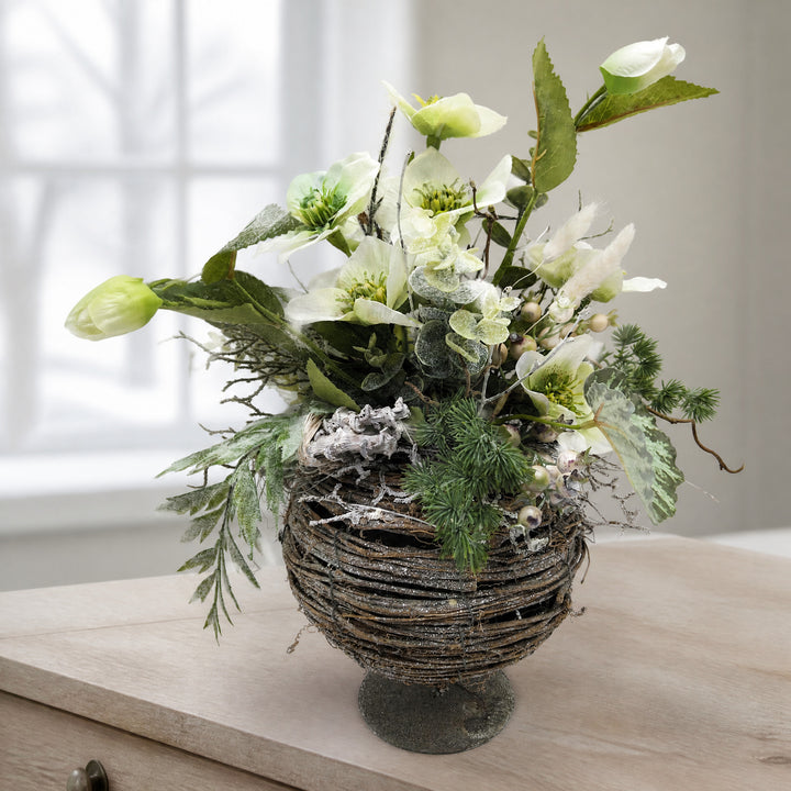 Szene Wintergesteck Christrose Eukalyptus Beeren weiß grün