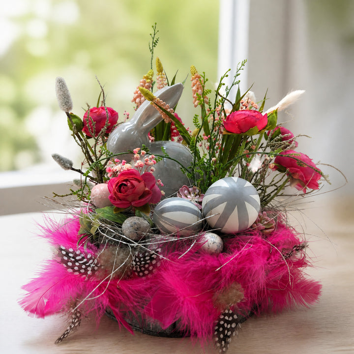 Szene Ostergesteck Hase Ranunkeln Federn Eier pink grau