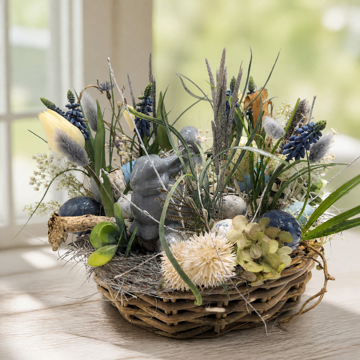 Szene Ostergesteck Korb Hase Eier Tulpen Traubenhyazinthen blau creme