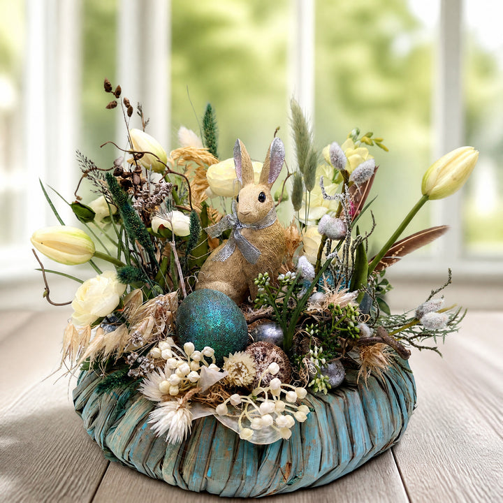 Szene Ostergesteck Hase Tulpen Kätzchen Ei creme türkis