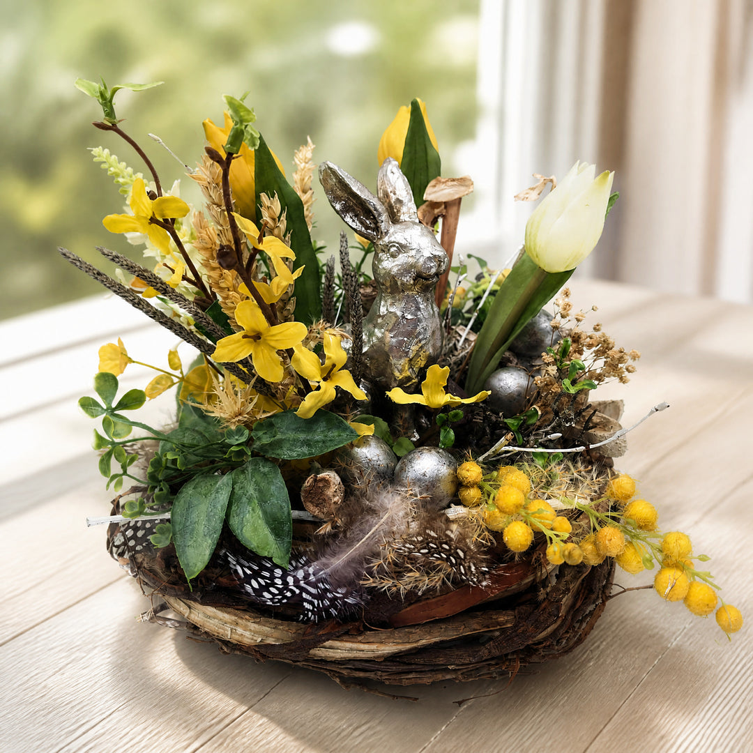 Szene Ostergesteck Hase Tulpen Federn gelb silber im Rindenkranz