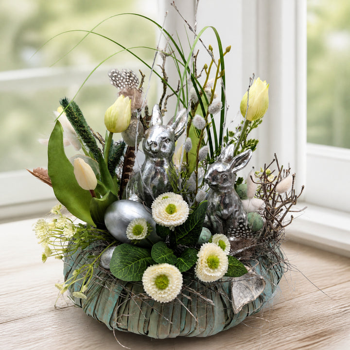 Szene Osterkranz Hase Bellis Tulpen Eier silber grün