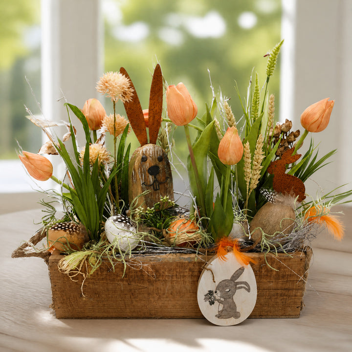 Szene Ostergesteck Tulpen Hase Federn Eier orange grün