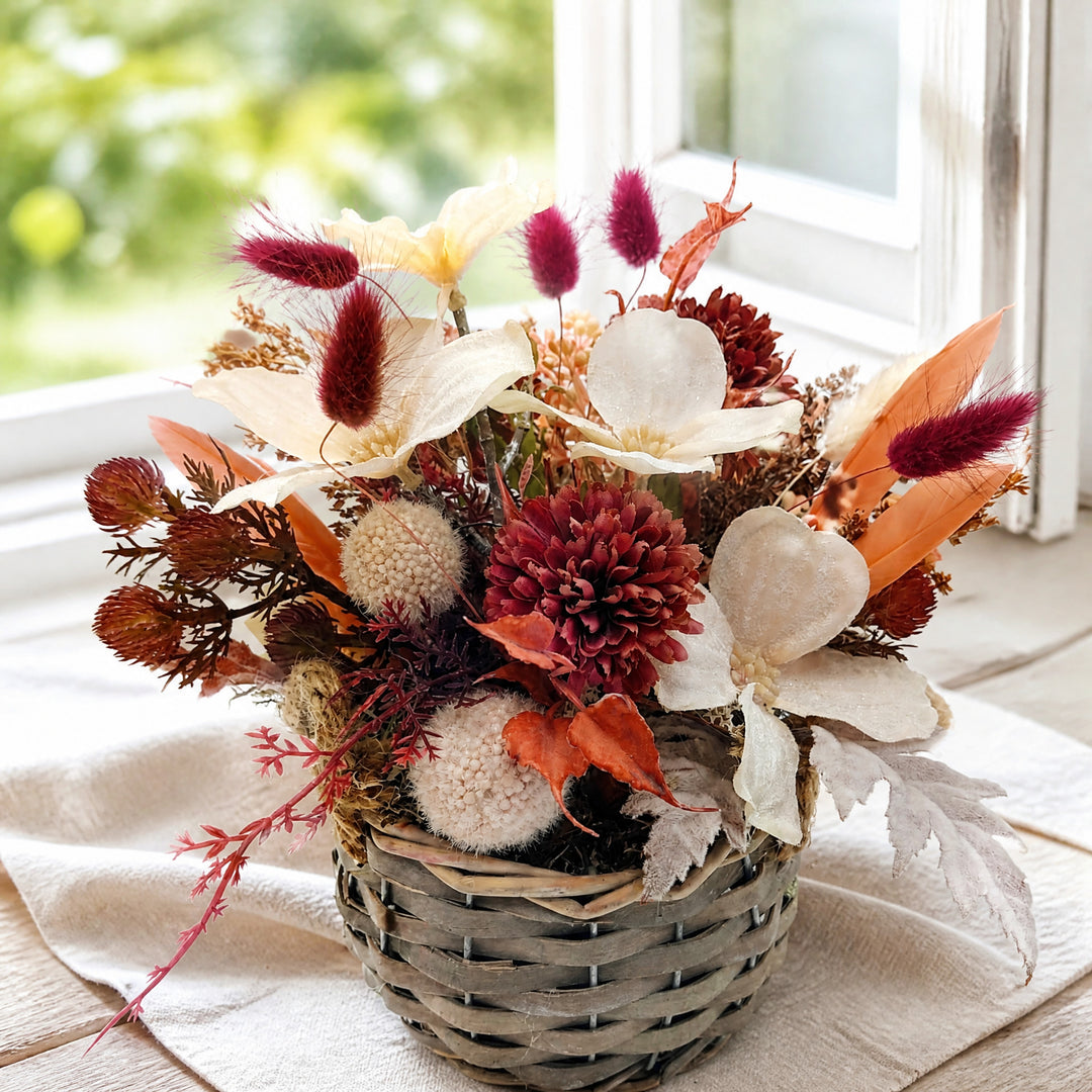 Szene Sommergesteck Korb Federn Chrysantheme Magnolie apricot bordeaux