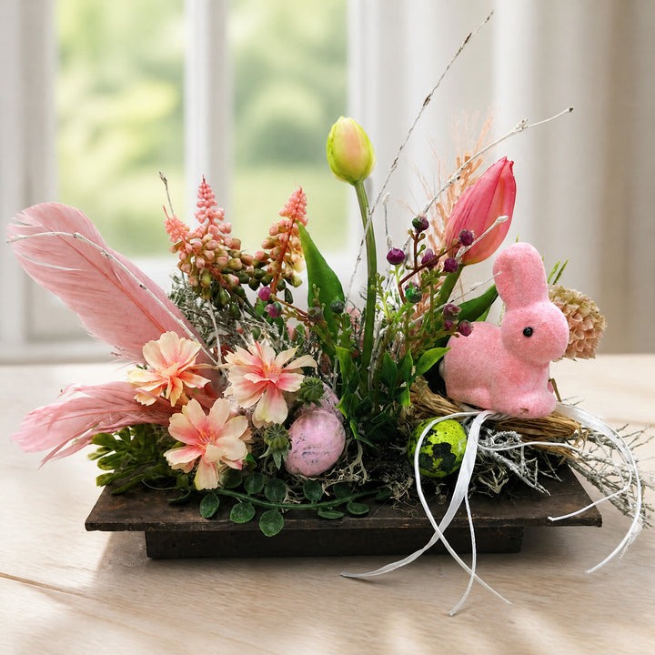 Szene Ostergesteck Feder Hase Tulpe rosa Eier im Holztablett