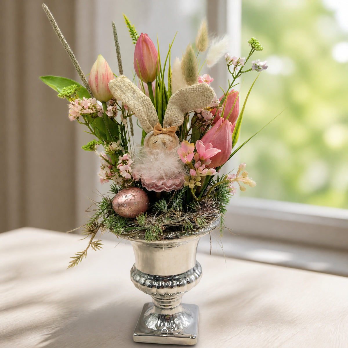 Szene Ostergesteck Tulpen Hase Ei rosa silber im Pokal
