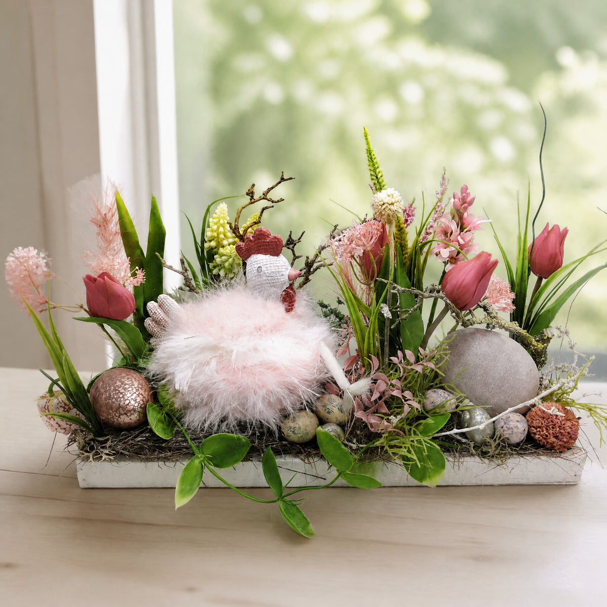 Szene Ostergesteck Huhn Tulpen Hyazinthen Eier rosa weiß