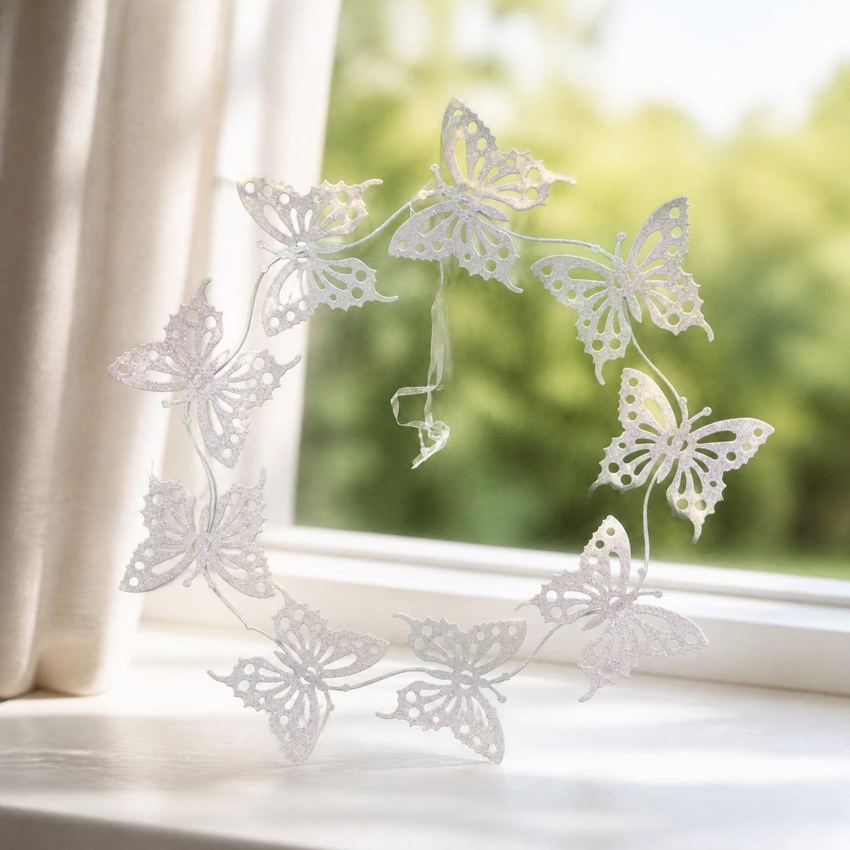 Szene Fensterdekoration Schmetterling weiß Glitzer Kranz zum Aufhängen