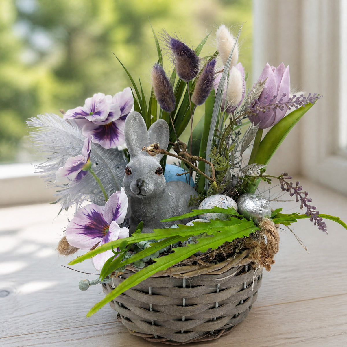 Szene Ostergesteck Korb Hase Tulpen Stiefmütterchen Feder lila grau