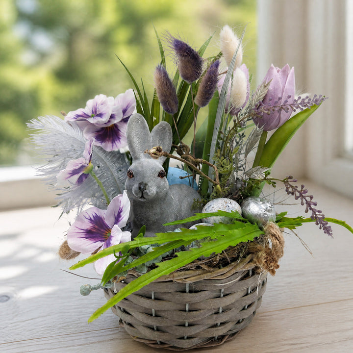 Szene Ostergesteck Korb Hase Tulpen Stiefmütterchen Feder lila grau