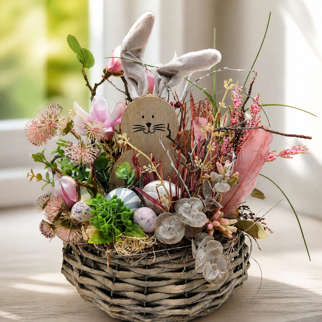 Szene Ostergesteck Korb Hase Magnolie Feder Eier rosa natur