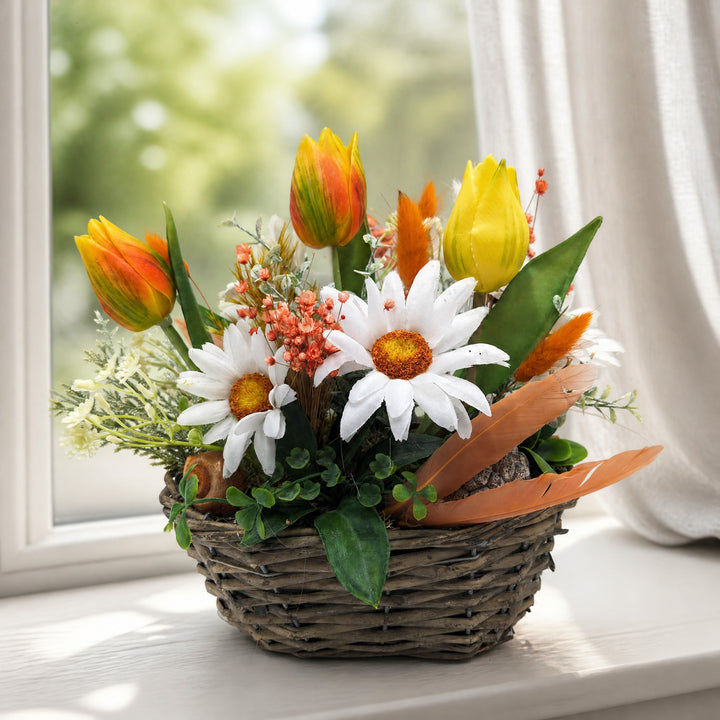 Szene Frühlingsgesteck Korb Tulpen Margeriten Federn orange gelb