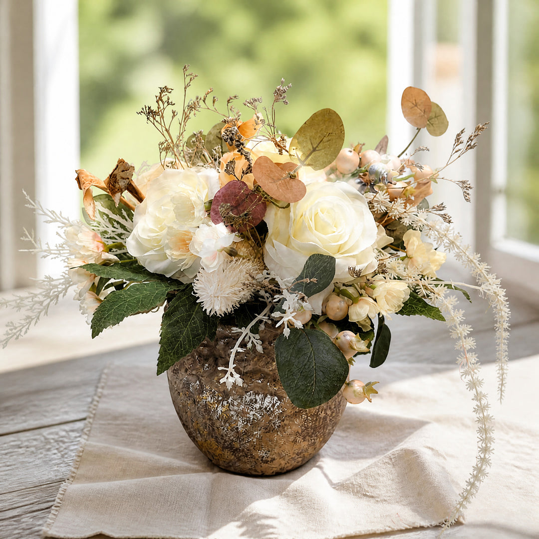 Szene Sommergesteck Rosen Kirschblüten Beeren weiß creme natur