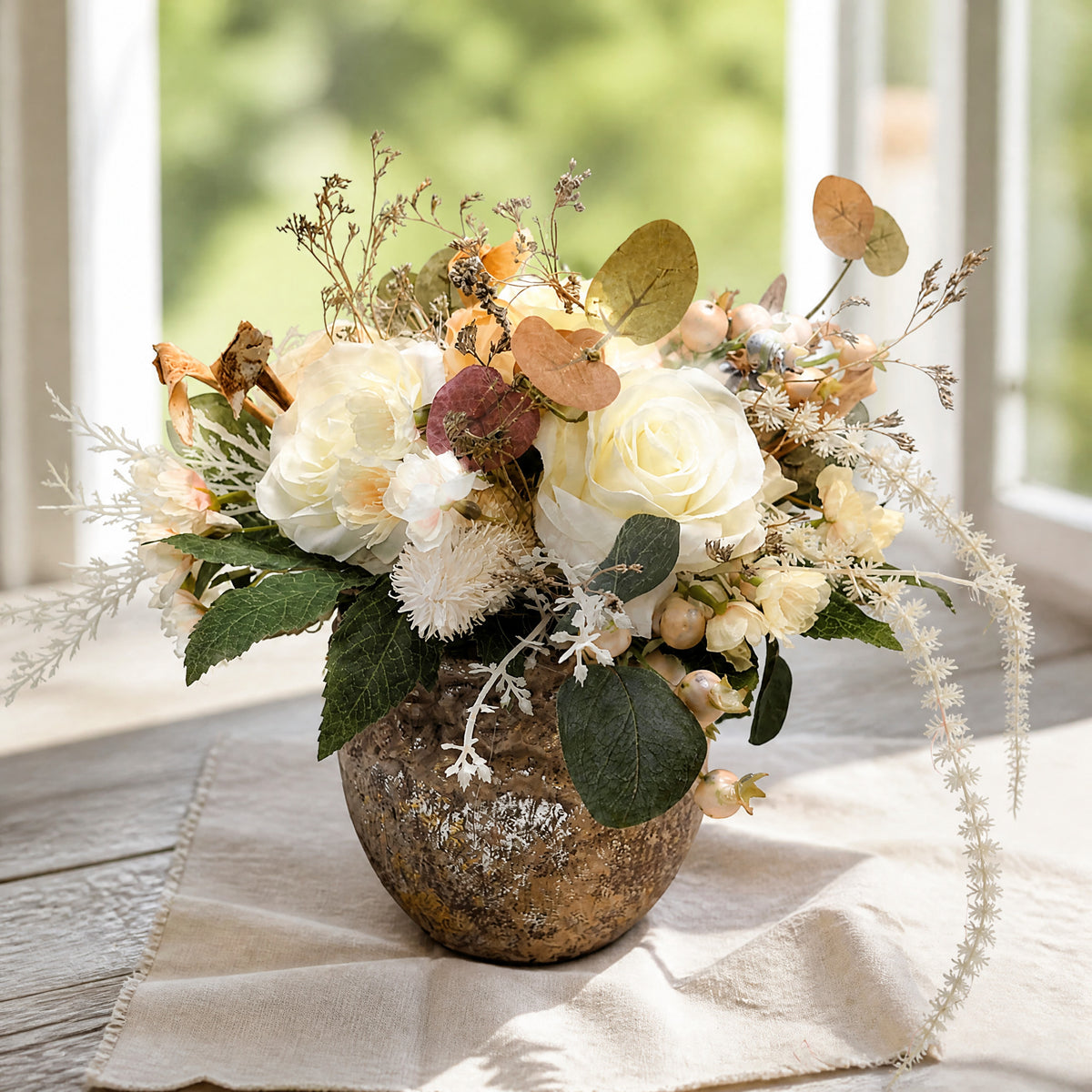 Szene Sommergesteck Rosen Kirschblüten Beeren weiß creme natur
