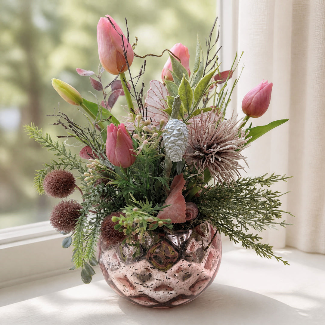 Szene Frühlingsgesteck Tulpen Schmetterling Zapfen Schnecke rosa