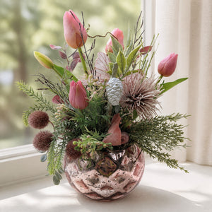 Szene Frühlingsgesteck Tulpen Schmetterling Zapfen Schnecke rosa