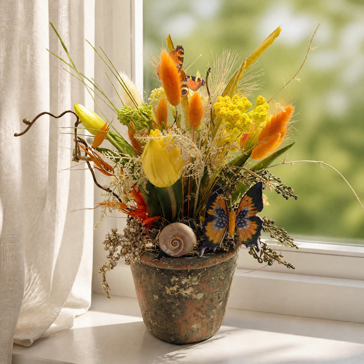 Szene Frühlingsgesteck Tulpen Schmetterling Gräser gelb orange
