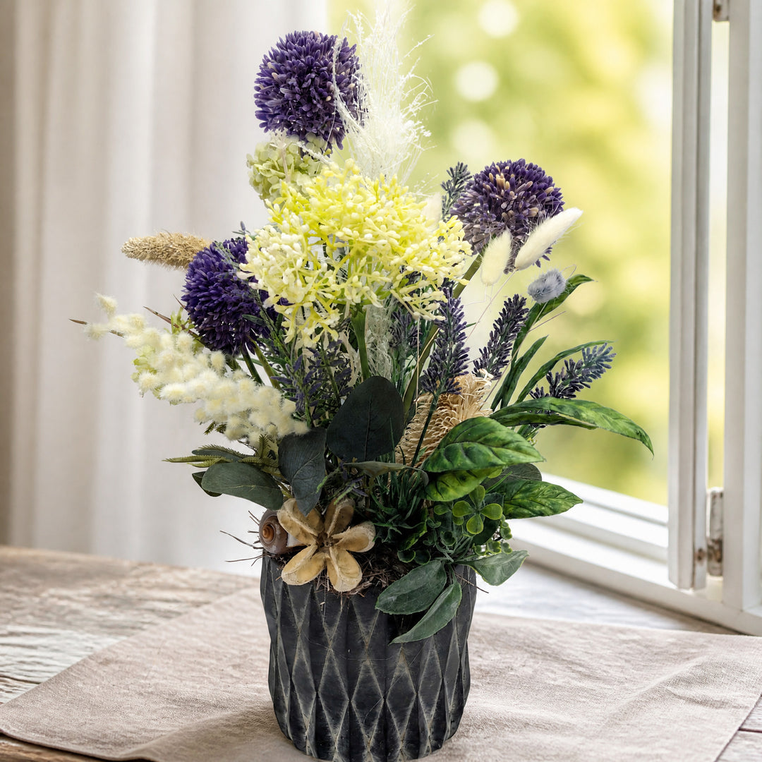 Szene Sommergesteck Allium Lavendel Gräser lila gelb im Topf