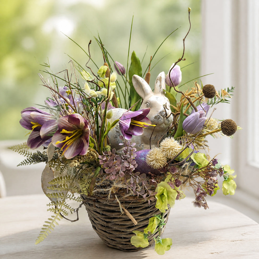 Szene Ostergesteck Hase Tulpen Wicken Krokus lila grün im Korb