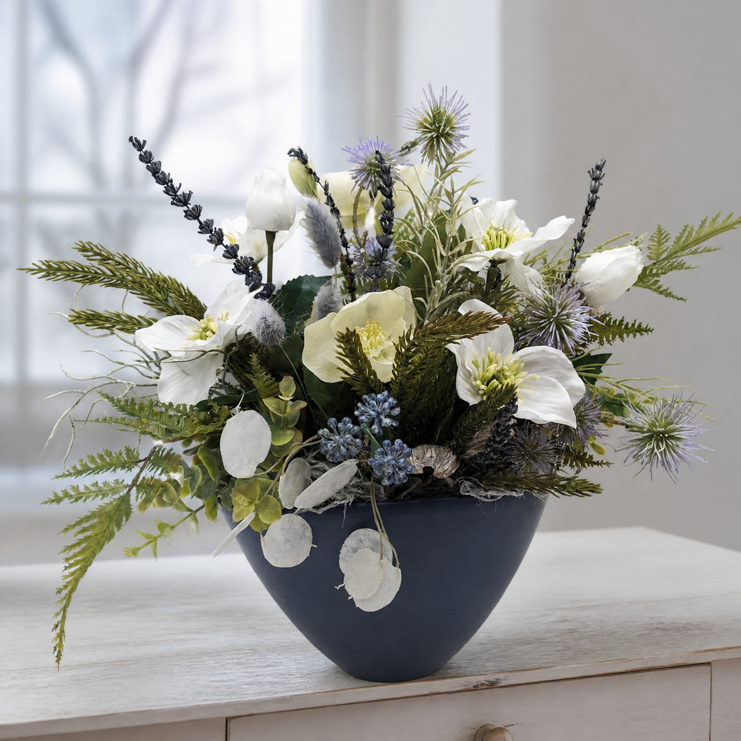 Szene Wintergesteck Christrose Distel Lavendel weiß blau